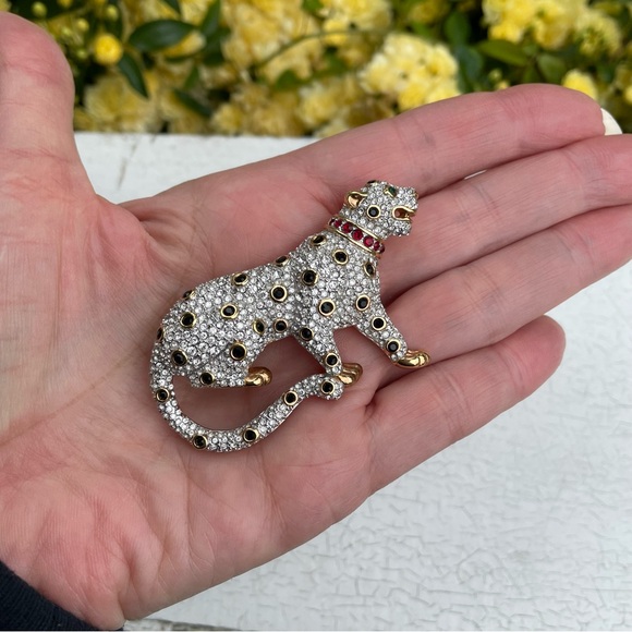 Swarovski crystal gold leopard brooch - Picture 4 of 9
